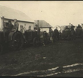 Колона тракторів, не пізніше 1932 року