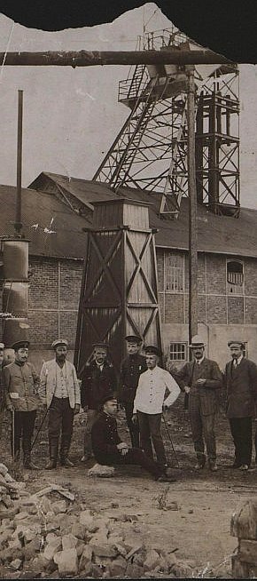 Адміністративні працівники одного з рудників, початок XX століття