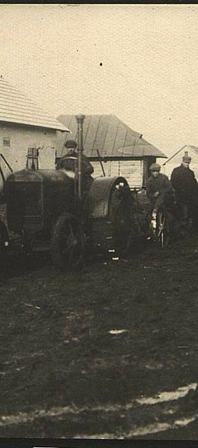 Колона тракторів, не пізніше 1932 року