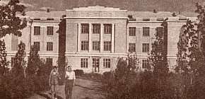 Середня школа на руднику ім. Артема, збудована у 1936 році