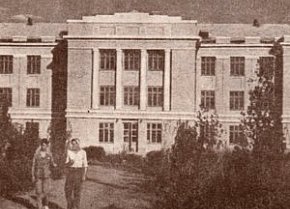 Середня школа на руднику ім. Артема, збудована у 1936 році