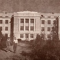 Середня школа на руднику ім. Артема, збудована у 1936 році