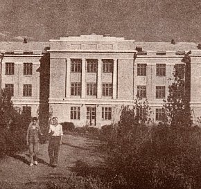 Середня школа на руднику ім. Артема, збудована у 1936 році