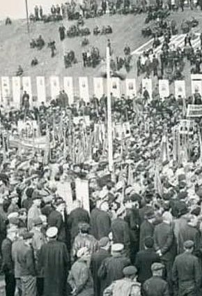 Мітинг колективів будівельників та працівників КМЗ у зв'язку з пуском ДП-№8, 1967 рік