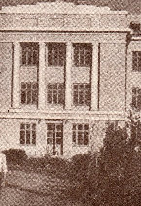 Середня школа на руднику ім. Артема, збудована у 1936 році