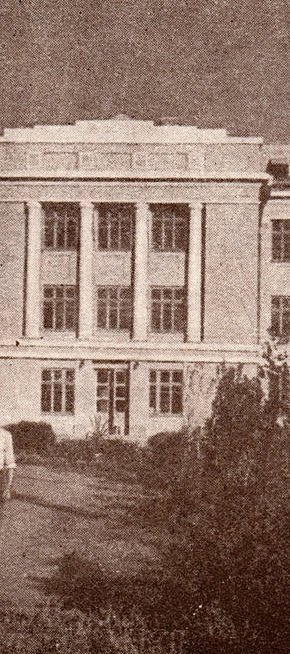 Середня школа на руднику ім. Артема, збудована у 1936 році