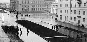 Бібліотека, палац культури, за ним парк