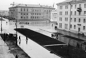 Бібліотека, палац культури, за ним парк
