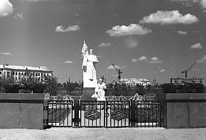 Братська могила та пам’ятник воїнам визволителям у Жовтневому районі