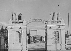 Парадний вхід до літнього кінотеатру рудника ім. Першого Травня, 1955 рік