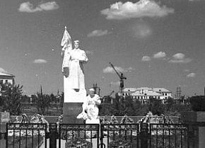 Братська могила та пам’ятник воїнам визволителям у Жовтневому районі