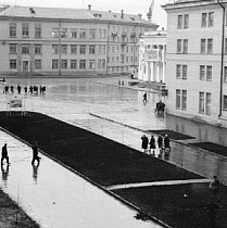 Бібліотека, палац культури, за ним парк