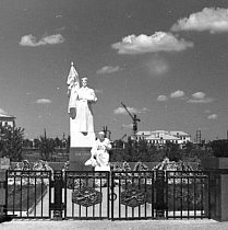 Братська могила та пам’ятник воїнам визволителям у Жовтневому районі