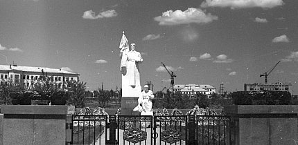 Братська могила та пам’ятник воїнам визволителям у Жовтневому районі