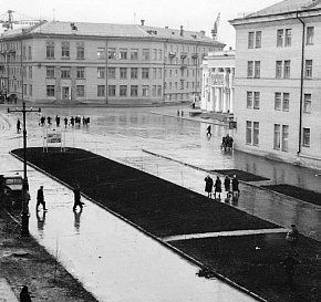 Бібліотека, палац культури, за ним парк