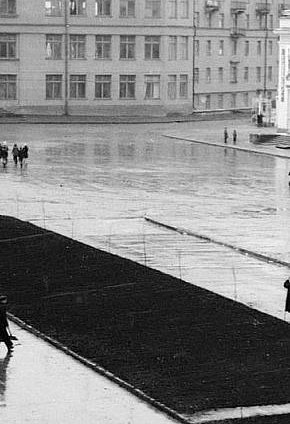 Бібліотека, палац культури, за ним парк