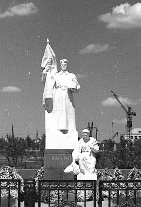 Братська могила та пам’ятник воїнам визволителям у Жовтневому районі