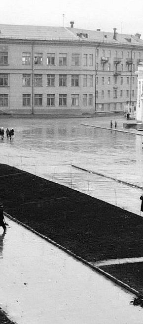 Бібліотека, палац культури, за ним парк