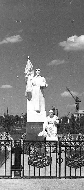 Братська могила та пам’ятник воїнам визволителям у Жовтневому районі