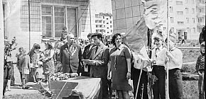 Збори з нагоди встановлення пам'ятної дошки по вулиці Тинка (Радієвського), 1975 рік