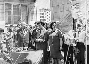 Збори з нагоди встановлення пам'ятної дошки по вулиці Тинка (Радієвського), 1975 рік