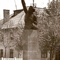 Данко на 95-му кварталі: історія однієї скульптури, 1965 рік