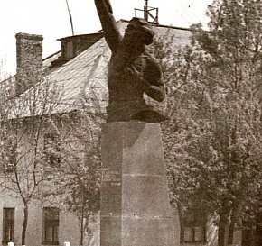 Данко на 95-му кварталі: історія однієї скульптури, 1965 рік