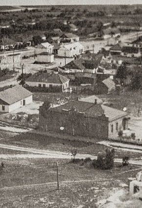 Веселі Терни, вигляд з парашутної вежі на центр села у 1932-1933 роках