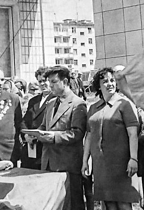 Збори з нагоди встановлення пам'ятної дошки по вулиці Тинка (Радієвського), 1975 рік