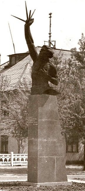 Данко на 95-му кварталі: історія однієї скульптури, 1965 рік