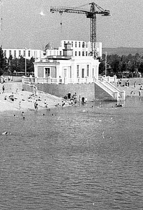 Ставки. Будується Криворізький гірничий технікум, 1950-ті роки