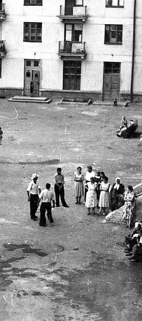 Вид двору з 24 будинку на вулиці Ватутіна