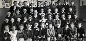 Учні однієї зі шкіл рудника ім. Кагановича (рудник ім. ХХ Партз'їзду), 1950-ті роки