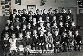 Учні однієї зі шкіл рудника ім. Кагановича (рудник ім. ХХ Партз'їзду), 1950-ті роки