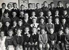 Учні однієї зі шкіл рудника ім. Кагановича (рудник ім. ХХ Партз'їзду), 1950-ті роки