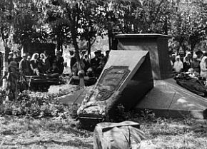 Похорон німецького військового (військових) у міському сквері, 1941-1942 роки