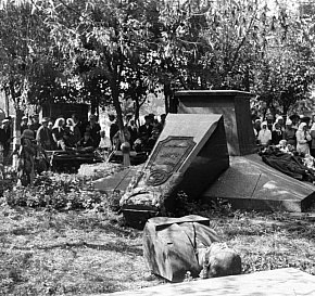 Похорон німецького військового (військових) у міському сквері, 1941-1942 роки