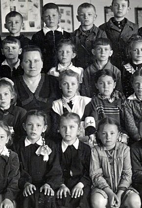 Учні однієї зі шкіл рудника ім. Кагановича (рудник ім. ХХ Партз'їзду), 1950-ті роки