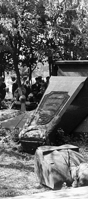 Похорон німецького військового (військових) у міському сквері, 1941-1942 роки