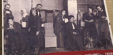 Сцена з вистави у театрі Кривого Рогу