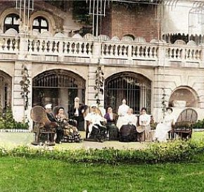Євгенія Колачевська зі службовцями біля палацу