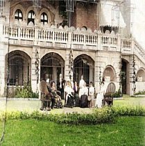 Євгенія Колачевська зі службовцями біля палацу