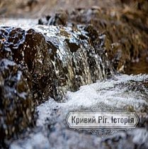 Ріка під мостом. Колишня садиба Харіна