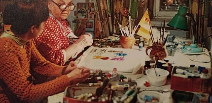 Анастасія Рак за створенням картини на склі