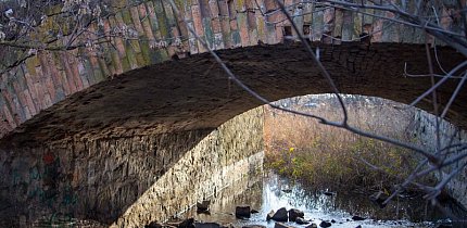 Під мостом. Колишня садиба Харіна