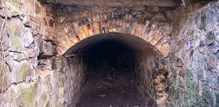 Тунель під мостом. Колишня садиба Харіна