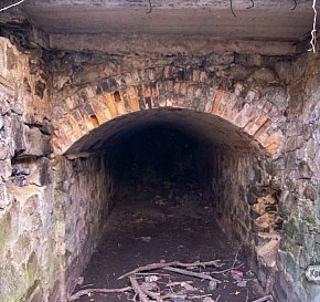 Тунель під мостом. Колишня садиба Харіна