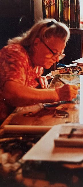 Анастасія Рак за створенням картини на склі