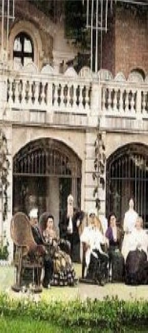 Євгенія Колачевська зі службовцями біля палацу