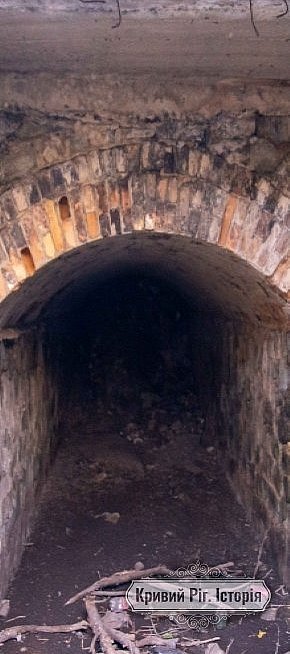 Тунель під мостом. Колишня садиба Харіна